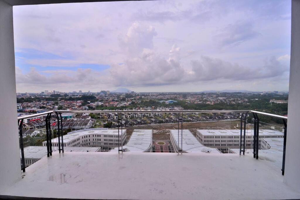 Lovely Vivamall City View With 2 Card Lv12 Kuching Esterno foto