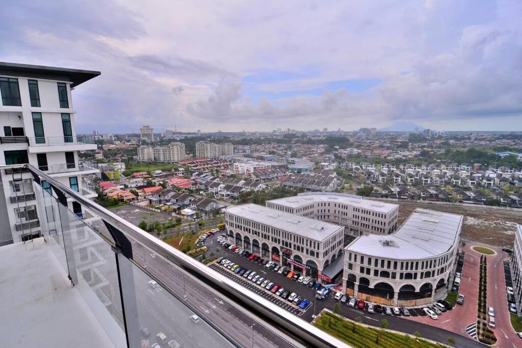 Lovely Vivamall City View With 2 Card Lv12 Kuching Esterno foto